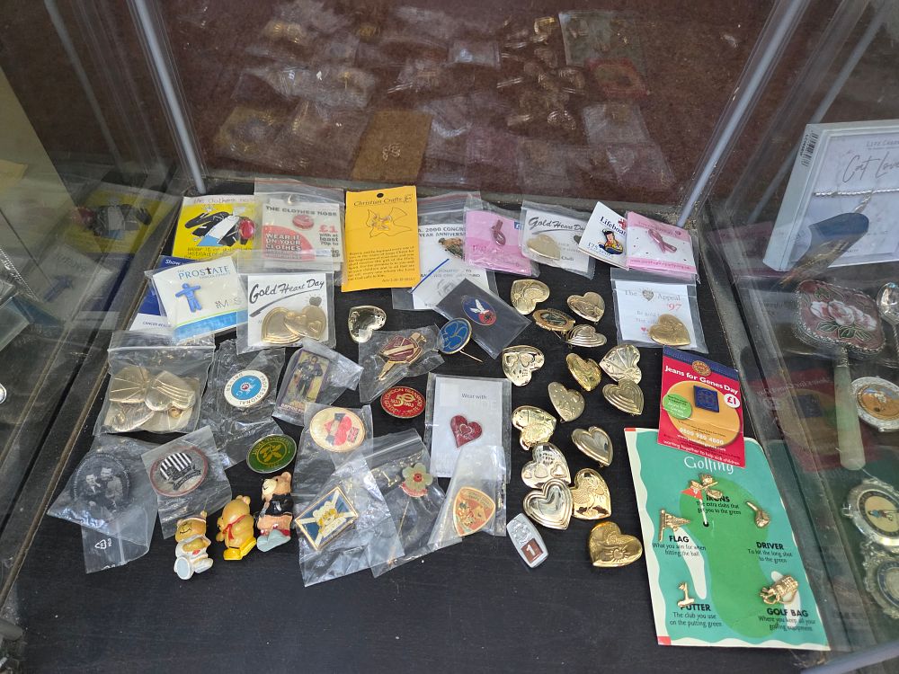 Lot 613 – A Collection of Assorted British Charity Badges, Commemorative Pins, and Novelty Collectibles