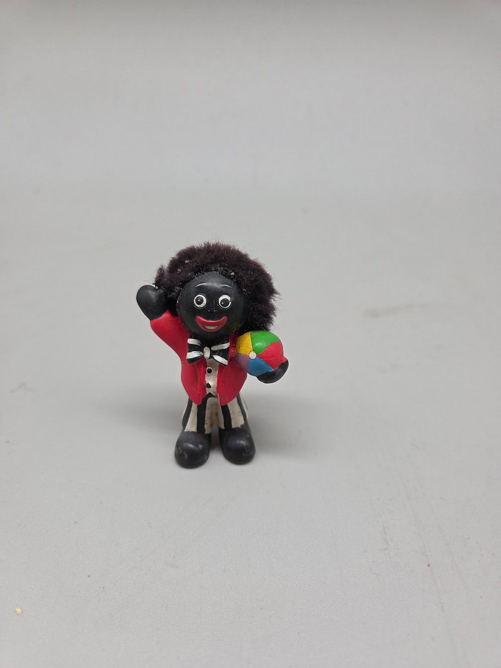 Lot 615 – Vintage Robertson’s Golly Figurine with Beach Ball