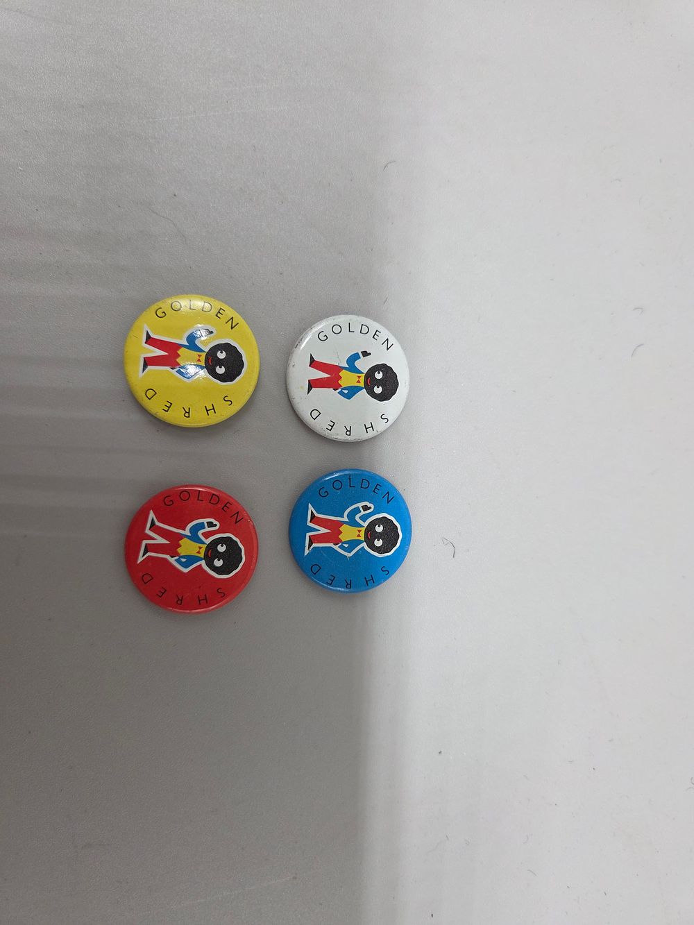 Lot 617 – A Set of Four Robertson’s Golden Shred Golly Promotional Tinplate Pinback Badges