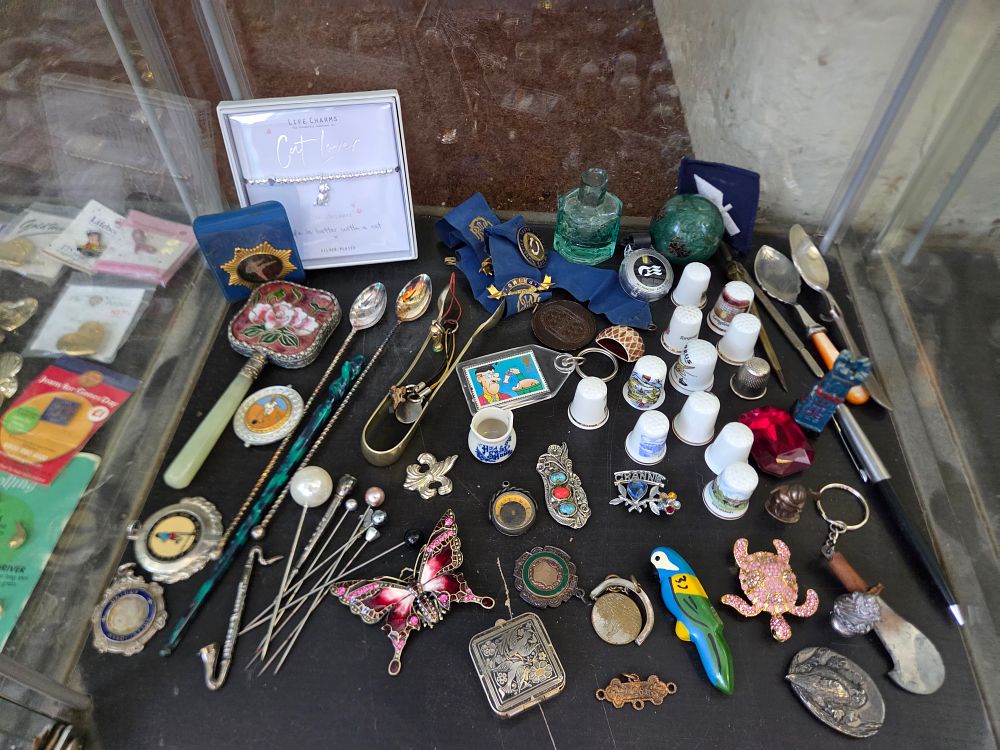 Lot 640 – A Collection of Assorted Vintage and Contemporary Collectibles and Costume Jewellery