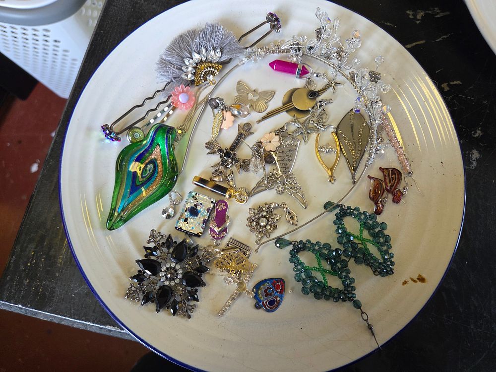 Lot 645 – An Assortment of Vintage Style Costume Jewellery and Hair Accessories