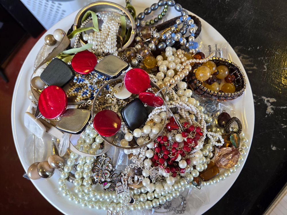 Lot 649 – A Collection of Assorted Vintage and Contemporary Costume Jewellery