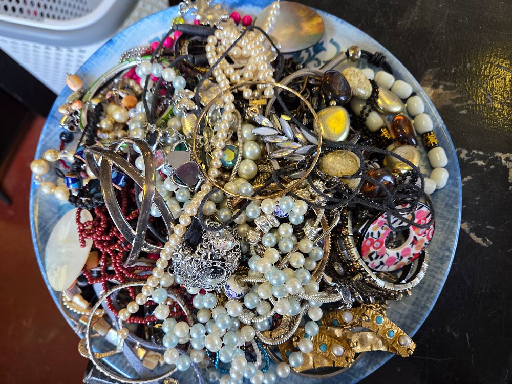 Lot 650 – A Collection of Assorted Vintage and Contemporary Costume Jewellery