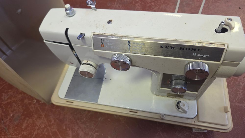 Lot 186 – Vintage New Home M Straight Sewing Machine