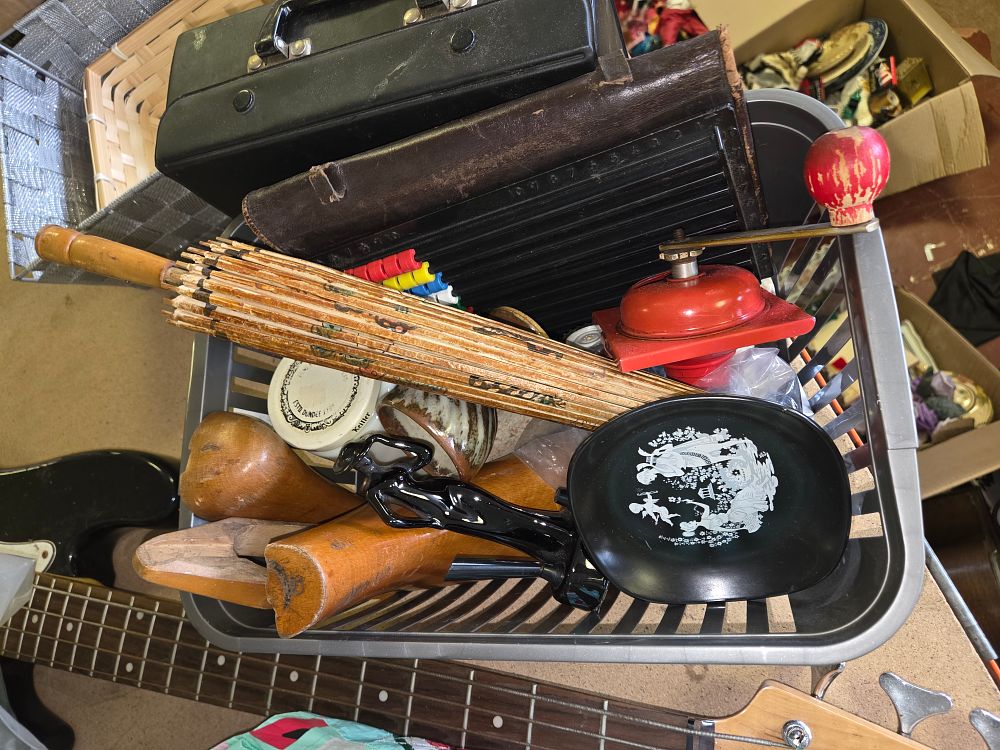 Lot 260 – An Assortment of Vintage Domestic and Decorative Items