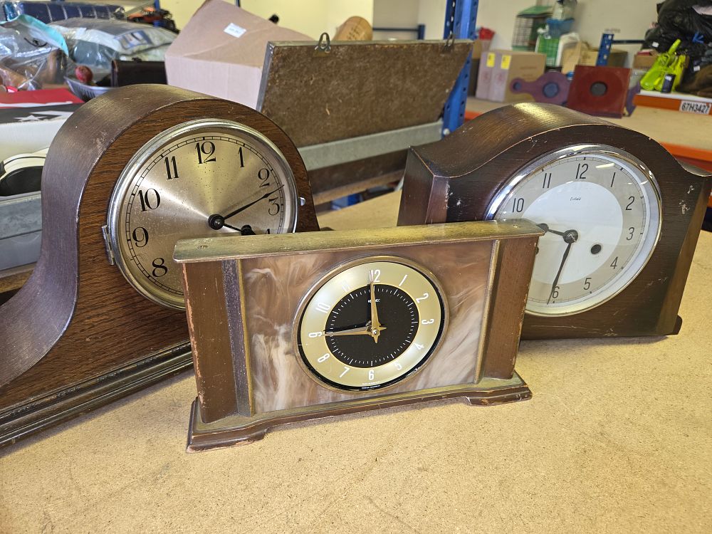 Lot 278 – A Trio of Mid-20th-Century Wood-Cased Mantel Clocks including Enfield and Metamec Examples