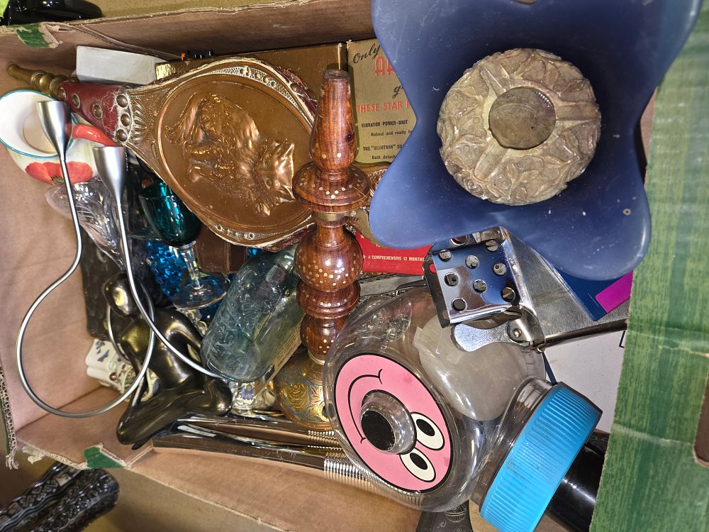 Lot 287 – An Assortment of Vintage Household and Decorative Objects