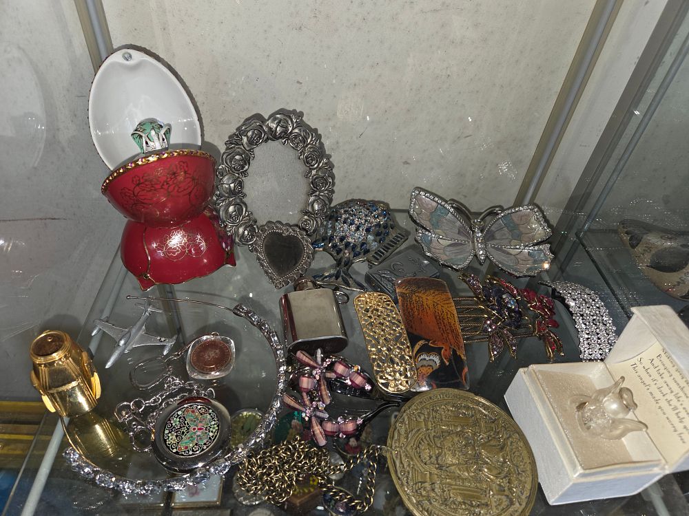 Lot 601 – An Assortment of Decorative Objects, Trinket Boxes, and Costume Jewellery