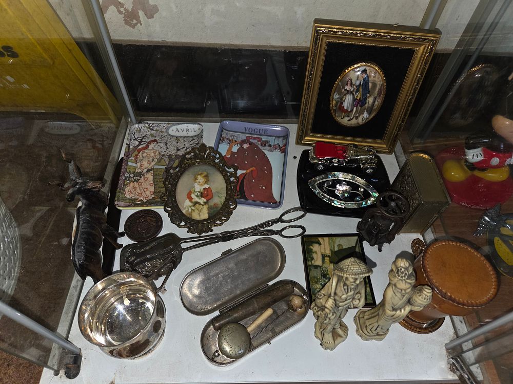 Lot 603 – An Assortment of Vintage and Antique Decorative Objects and Collectibles