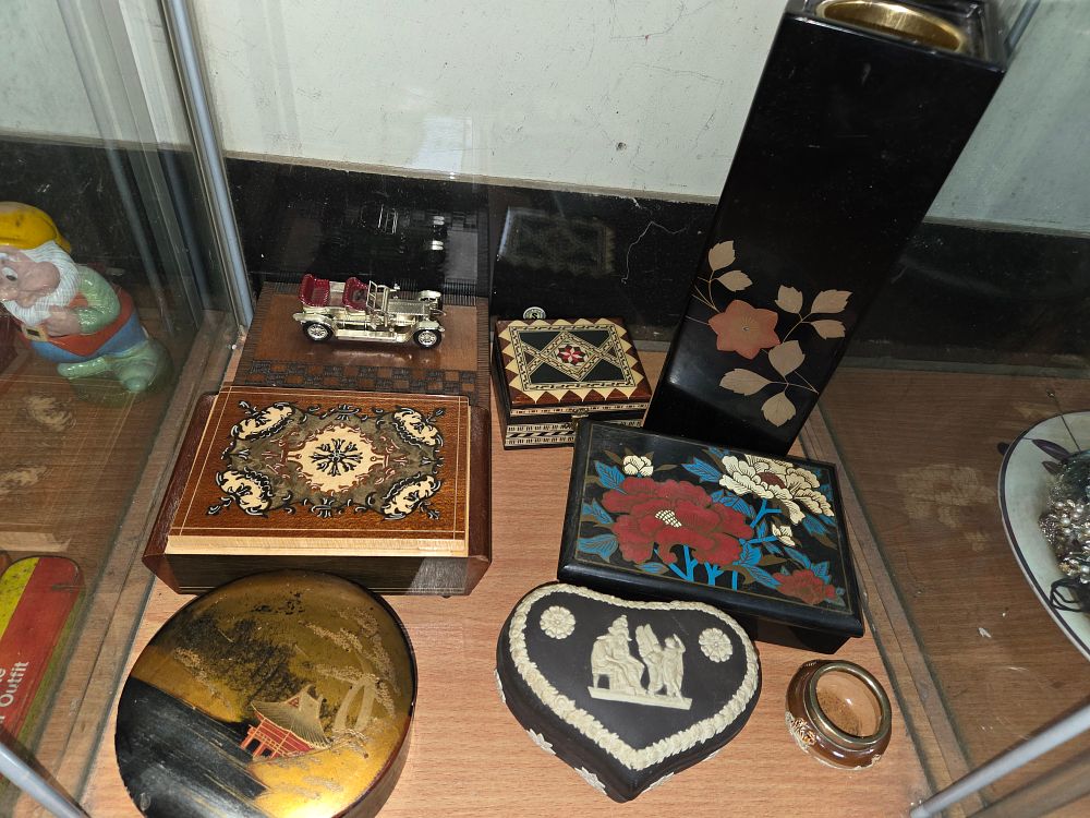 Lot 614 – A Collection of Decorative Lidded Boxes and Collectibles Including Lacquerware and Marquetry