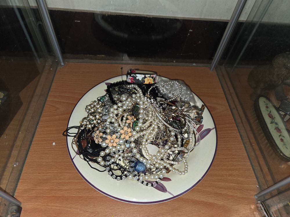 Lot 618 – An Assortment of Vintage and Contemporary Costume Jewellery