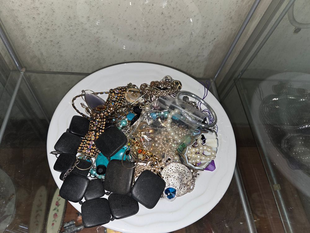 Lot 621 – An Assortment of Vintage and Contemporary Costume Jewellery