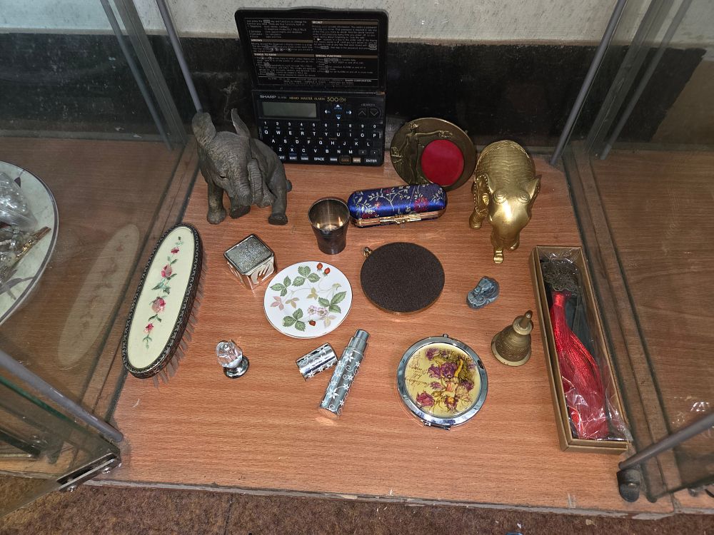 Lot 622 – A Collection of Vintage Collectables and Dressing Table Accessories