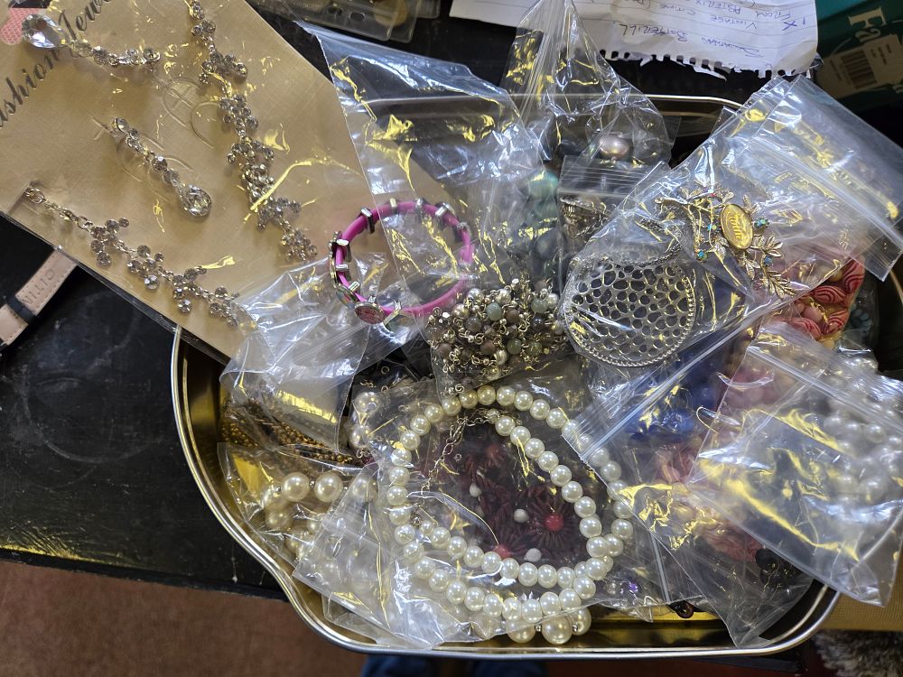 Lot 625 – A Collection of Vintage and Contemporary Costume Jewellery