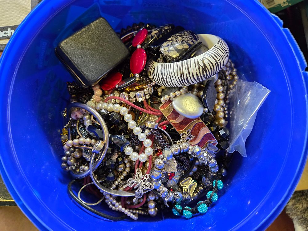Lot 626 – A Collection of Assorted Vintage and Modern Costume Jewellery and Accessories