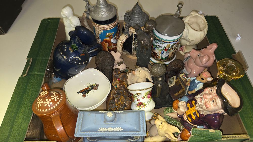 Lot 201 – An Assortment of Ceramic and Decorative Collectables