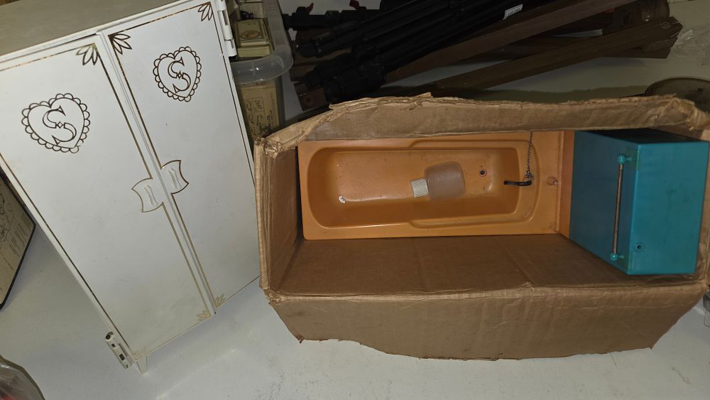 Lot 253 – A Collection of Vintage Pedigree Sindy Doll Furniture and Accessories