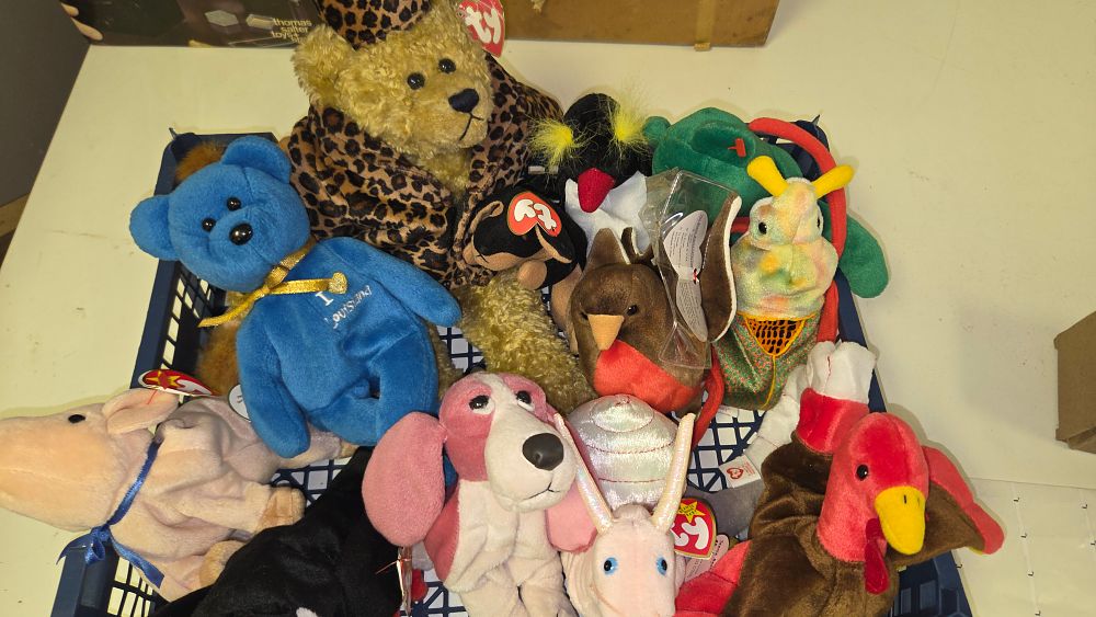 Lot 254 – A Collection of Eleven Ty Beanie Babies and Plush Animals