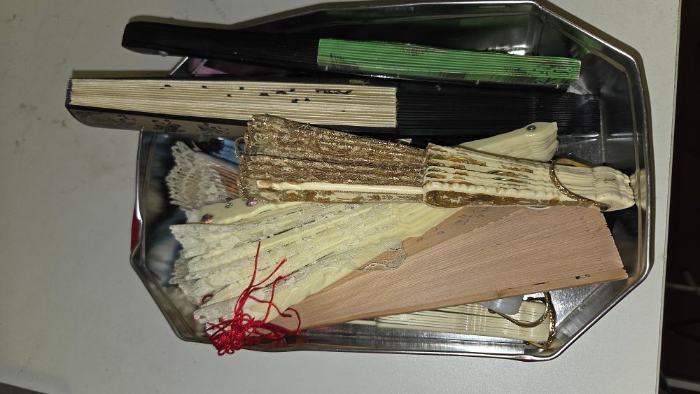 Lot 257 – A Collection of Vintage and Antique Folding Fans