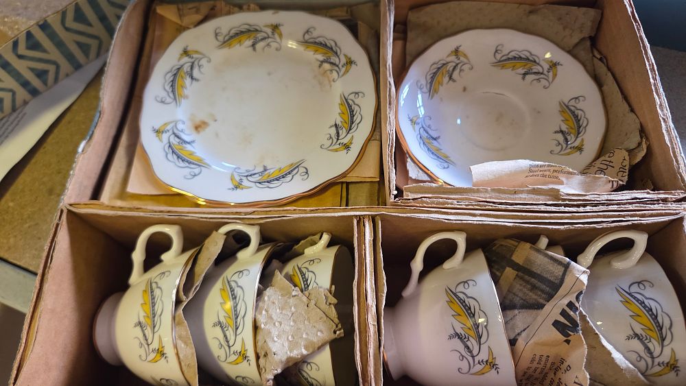 Lot 312 – A Set of Bone China Teaware in a Stylised Foliate Pattern