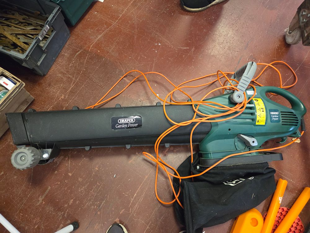 Lot 350 – A Draper Garden Power Electric Leaf Blower and Vacuum w/o