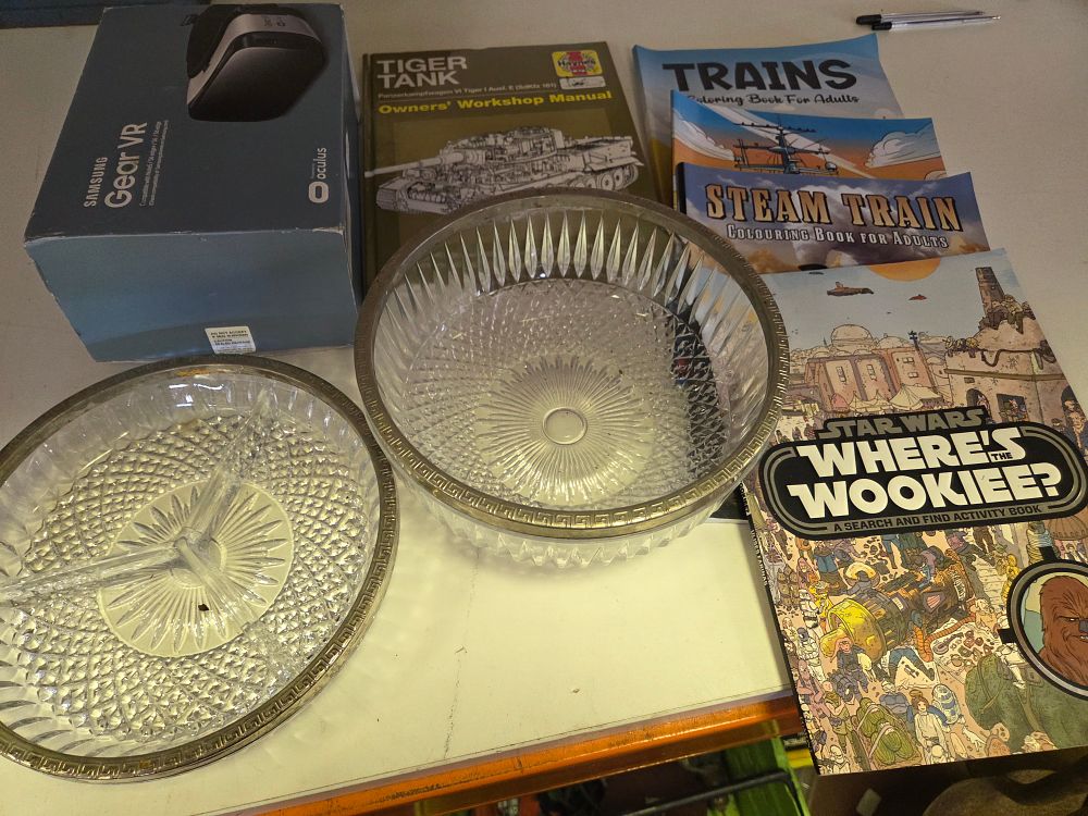 Lot 354 – A Collection of Hobby Books Technology and Glassware