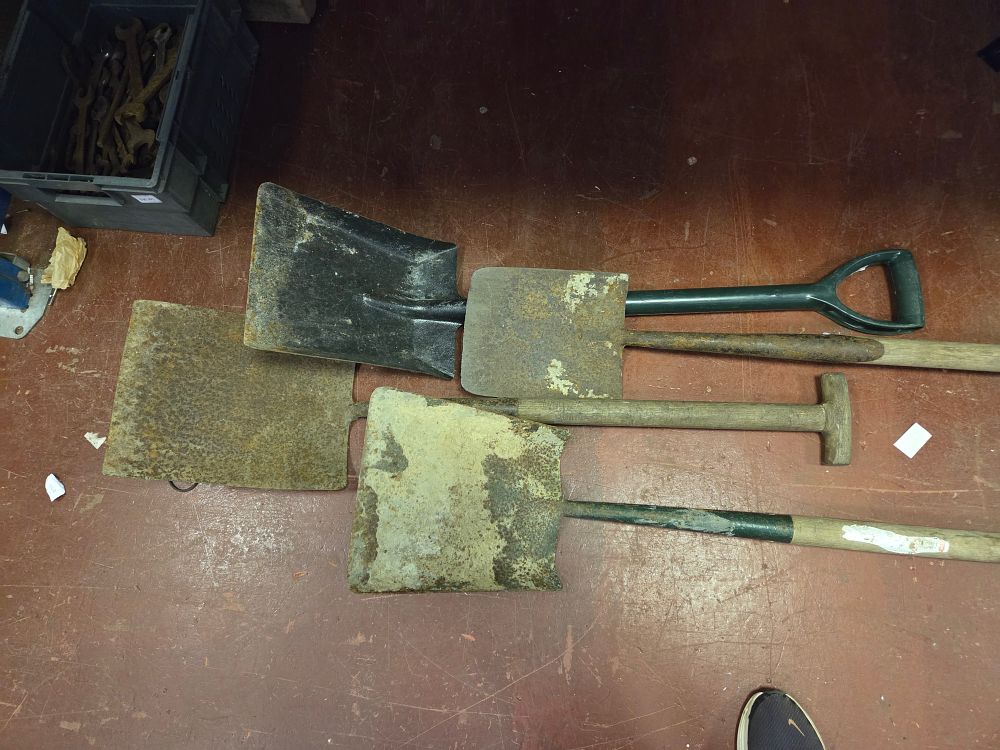 Lot 364 – An Assortment of Vintage Square-Mouthed Shovels and Spades