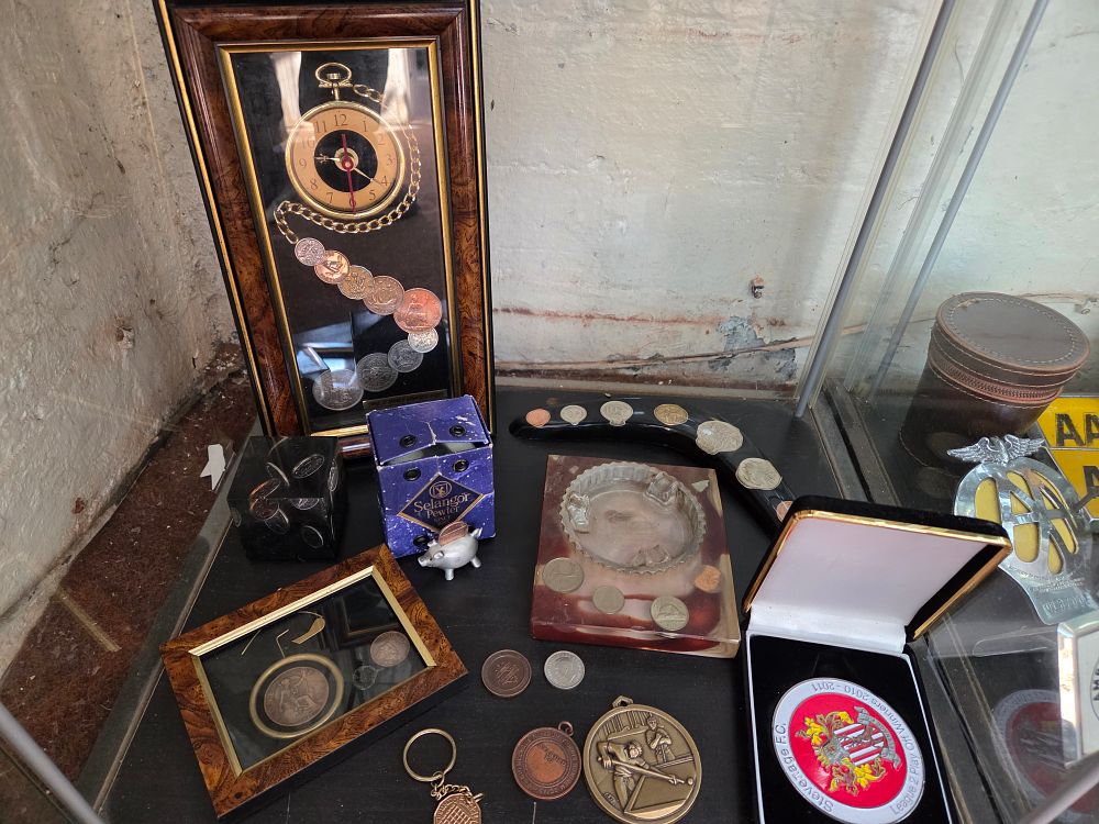Lot 602 – An Assortment of Collectables, Commemorative Medals, and Novelty Coin Displays