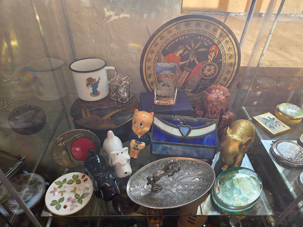 Lot 604 – A Collection of Assorted Decorative Objects and Collectibles