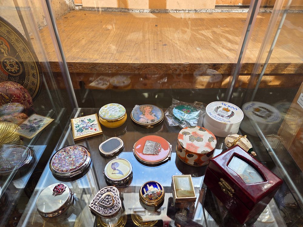 Lot 608 – A Collection of Enamel, Porcelain, and Decorative Vanity Boxes including Halcyon Days and Morny