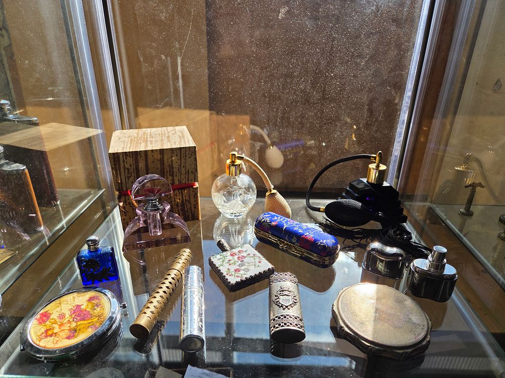 Lot 609 – A Collection of Vintage Perfume Bottles and Vanity Accessories Including a Guerlain Shalimar Bottle