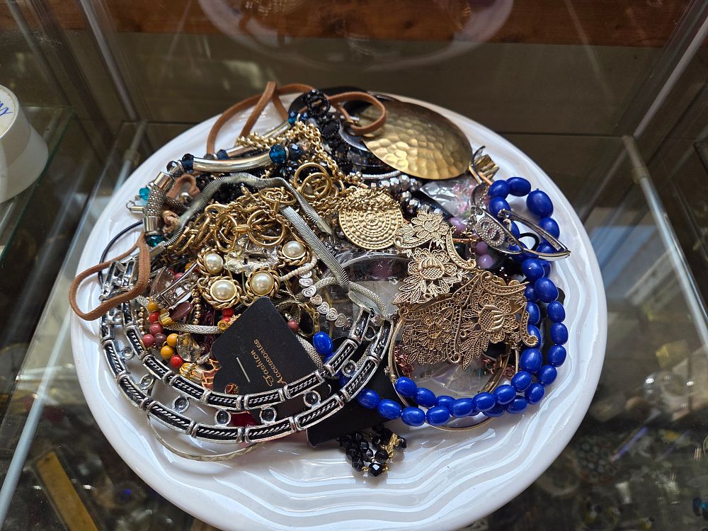 Lot 620 – An Assortment of Contemporary and Late 20th-Century Costume Jewellery