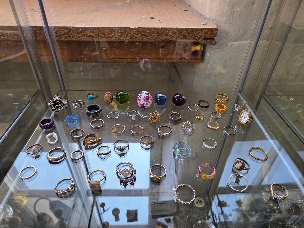 Lot 625 – A Collection of Costume and Fashion Jewellery Rings