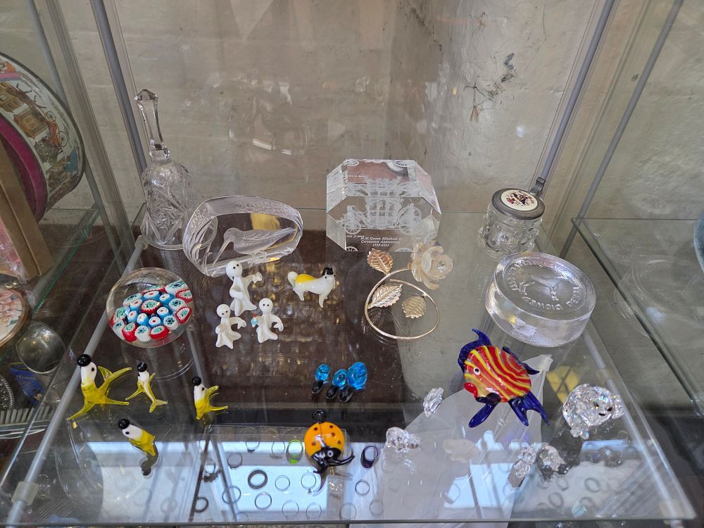 Lot 626 – An Assortment of approximately 20 Decorative Glass, Crystal and Metal Items including a Paperweight and a Queen Elizabeth II Commemorative Block
