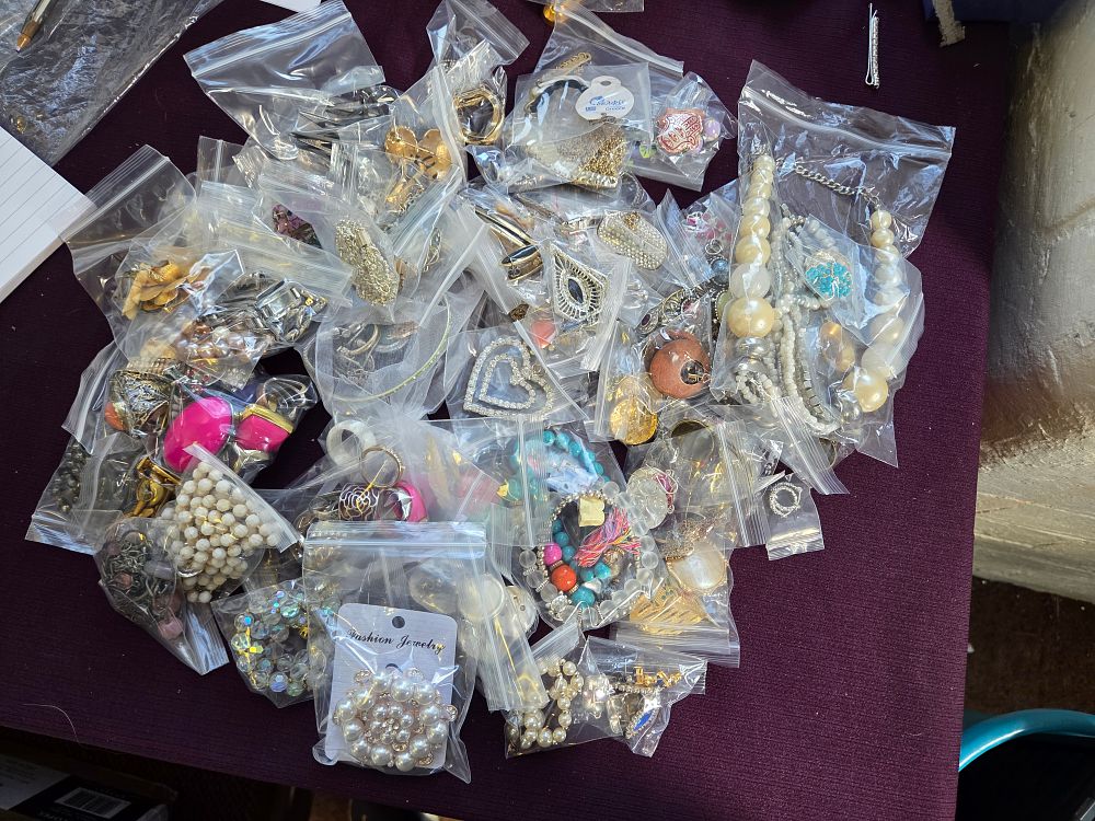 Lot 627 – A Collection of Vintage and Contemporary Costume Jewellery