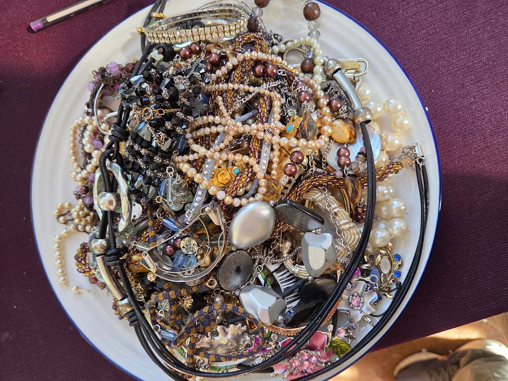 Lot 632 – A Large Collection of Vintage and Contemporary Costume Jewellery