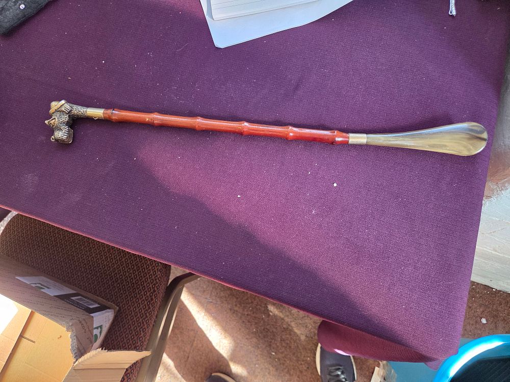 Lot 633 – Vintage Faux Bamboo and Brass Dog Head Shoehorn with Natural Horn Blade