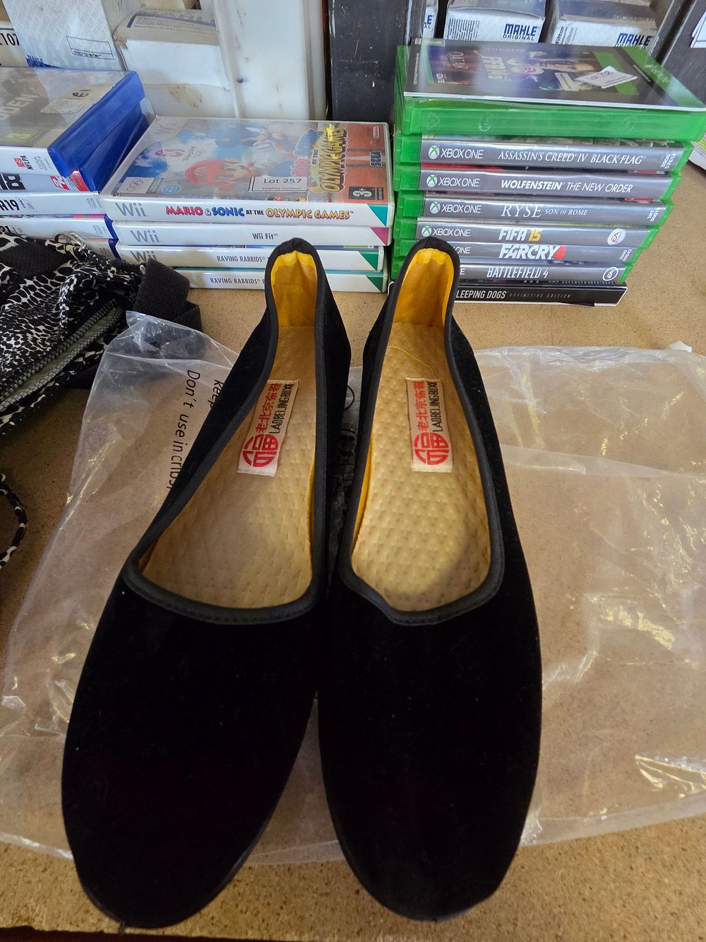 Lot 259 – A Pair of New Lao Beijing Bu Xie Traditional Chinese Black Velvet Slip-On Shoes Sie 38