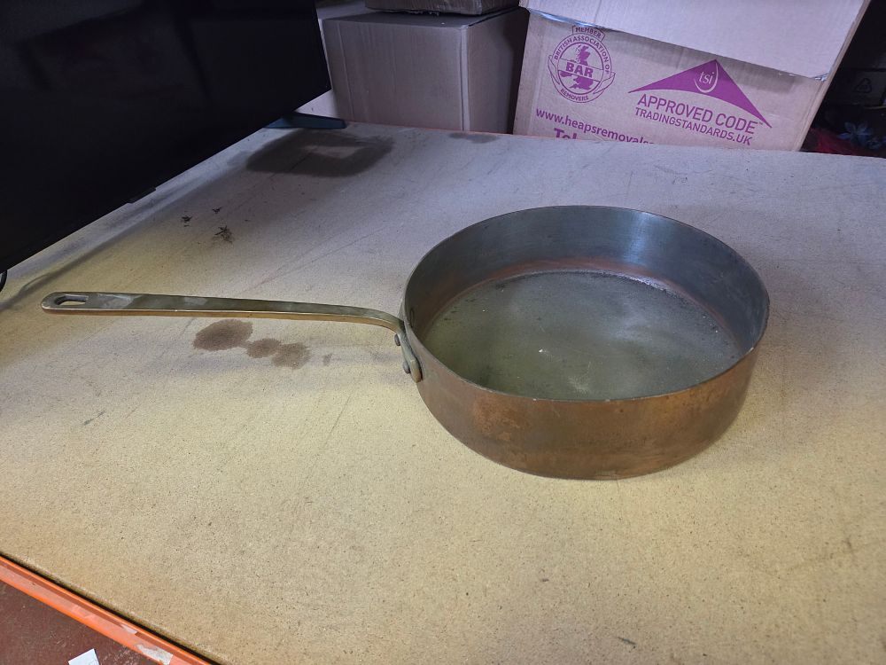Lot 278 – Antique Heavy-Gauge Copper Saute Pan with Cast Brass Handle 3.7kg