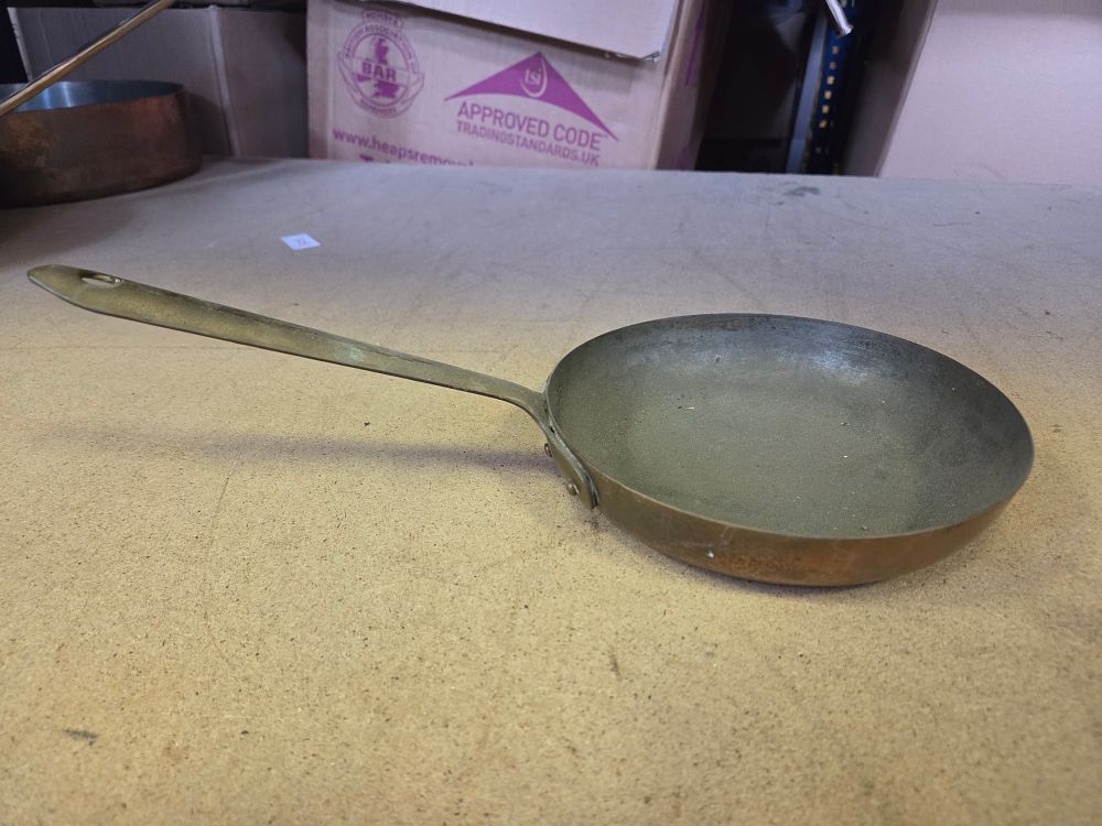 Lot 280 – French style copper frying pan with long brass handle 0.4kg