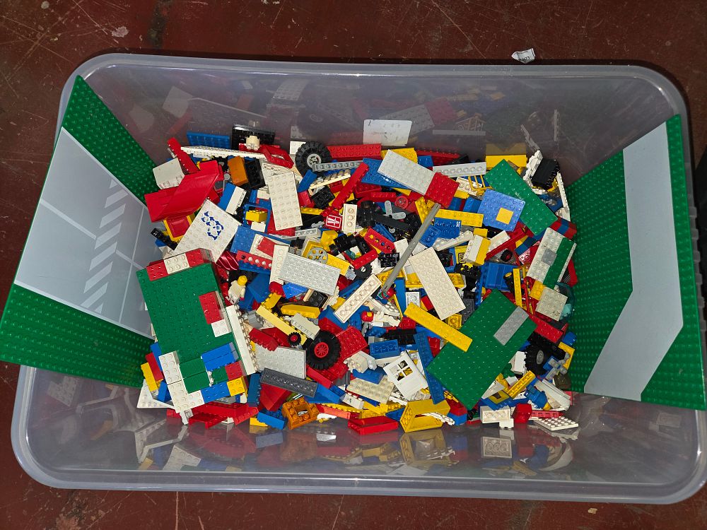 Lot 324 – A Collection of LEGO Building Blocks and Baseplates