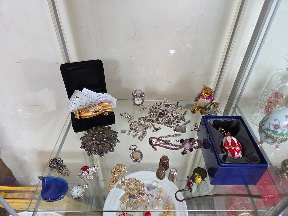 Lot 604 – An Assortment of Vintage and Contemporary Costume Jewellery, Timepieces, and Decorative Collectibles