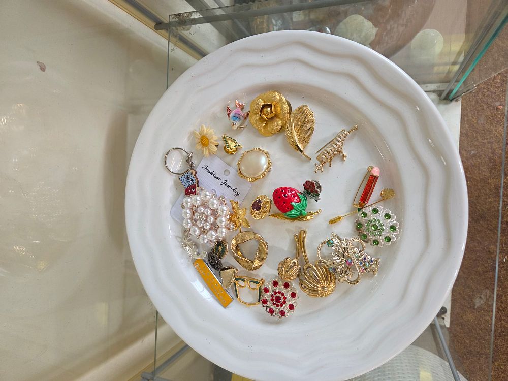 Lot 605 – An Assortment of Vintage and Contemporary Costume Jewellery Brooches and Pins