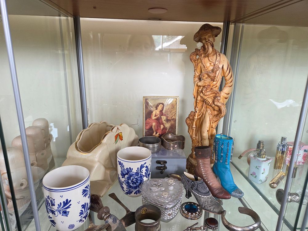 Lot 607 – A Collection of Decorative Objects, Ceramics, and Collectibles