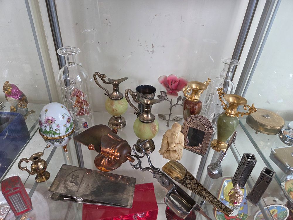 Lot 608 – An Assortment of Decorative Curiosities and Miniature Collectibles