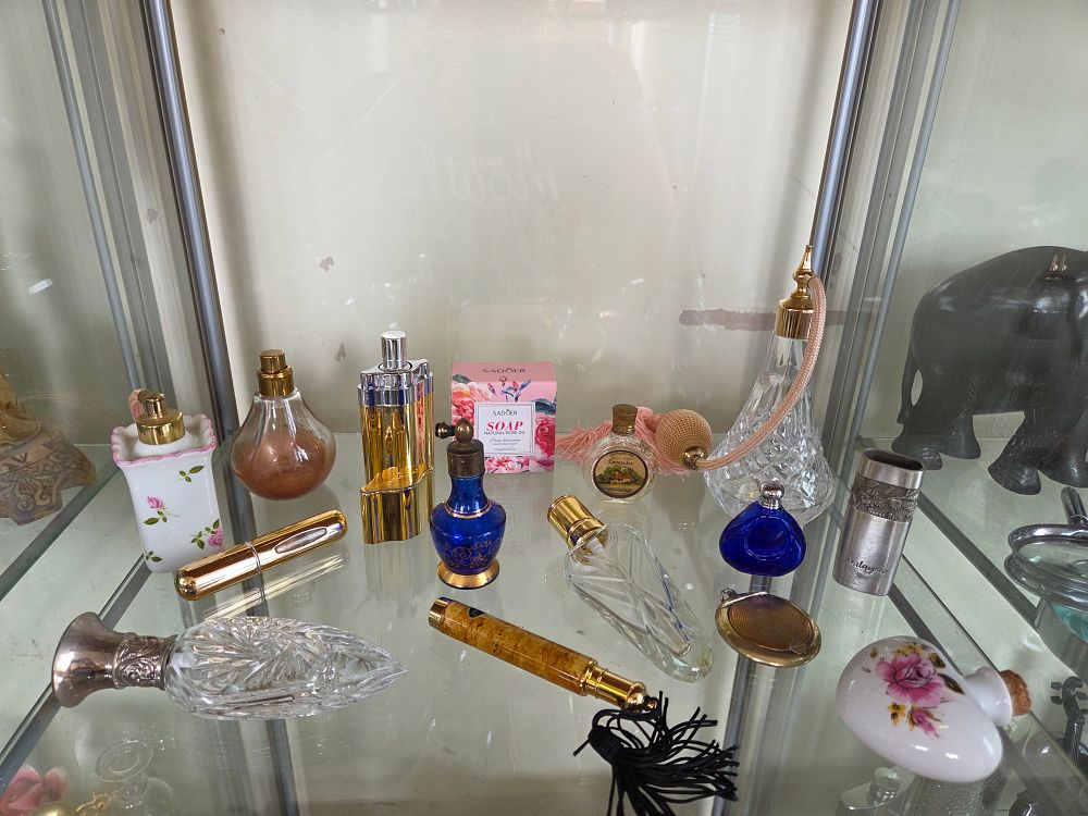 Lot 611 – A Collection of Vintage and Decorative Perfume Bottles, Atomisers and Vanity Accessories