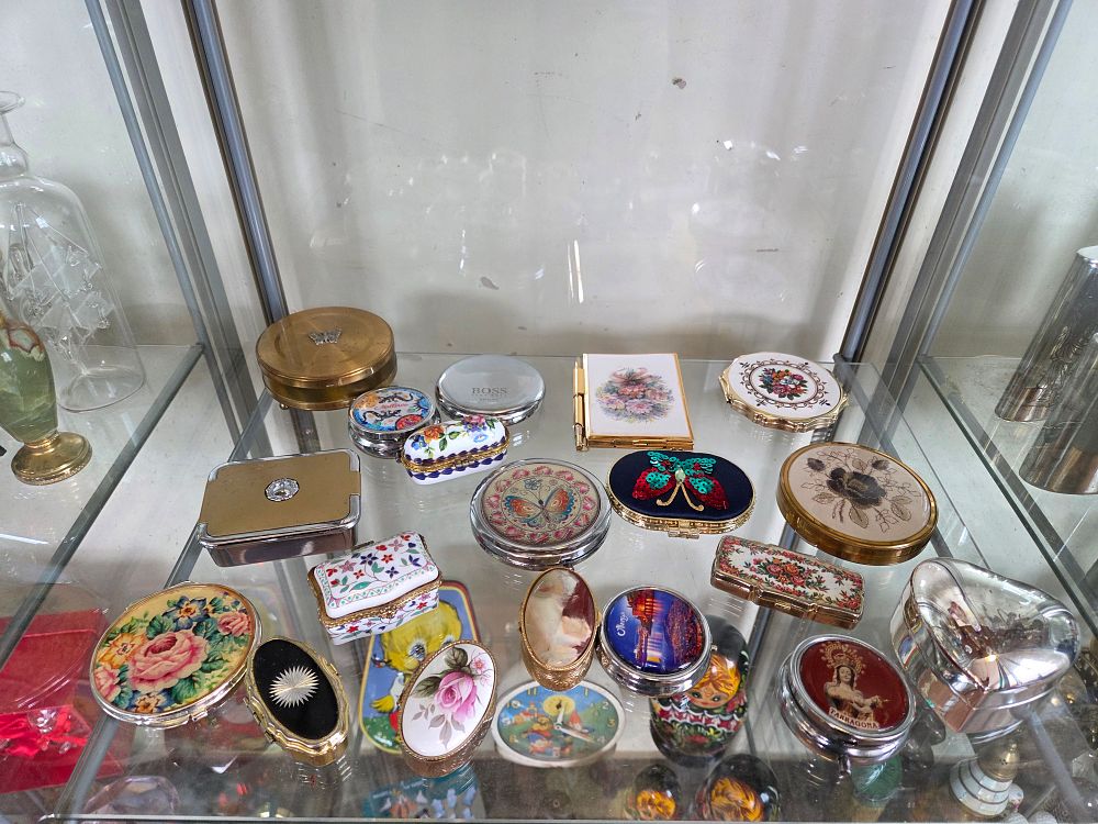 Lot 612 – A Collection of Decorative Pill Boxes, Compacts, and Trinket Boxes