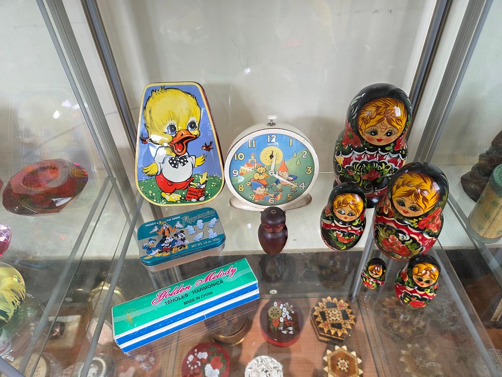 Lot 613 – A Collection of Vintage Childrens Collectibles including a Smiths Clock and Character Tins