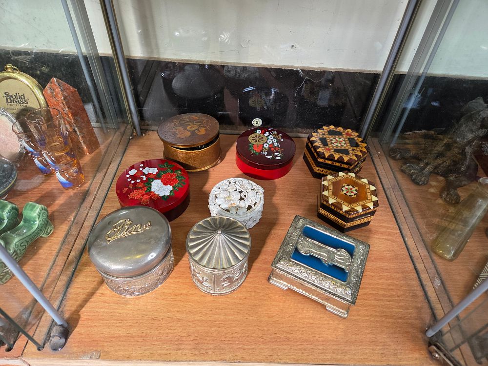 Lot 614 – A Collection of Decorative Trinket Boxes