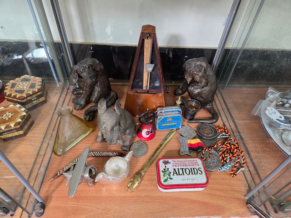 Lot 618 – An Assortment of Curios, Decorative Objects, and Commemorative Medals